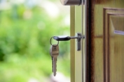 Overdrachtsbelasting: Sleutels in de deur van een huis