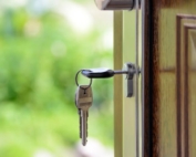 Overdrachtsbelasting: Sleutels in de deur van een huis