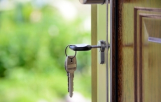 Overdrachtsbelasting: Sleutels in de deur van een huis