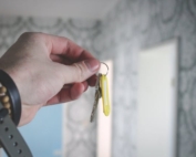 Hand met sleutels van een woning voor iemand die een huis gekocht heeft na een persoonlijk hypotheekgesprek